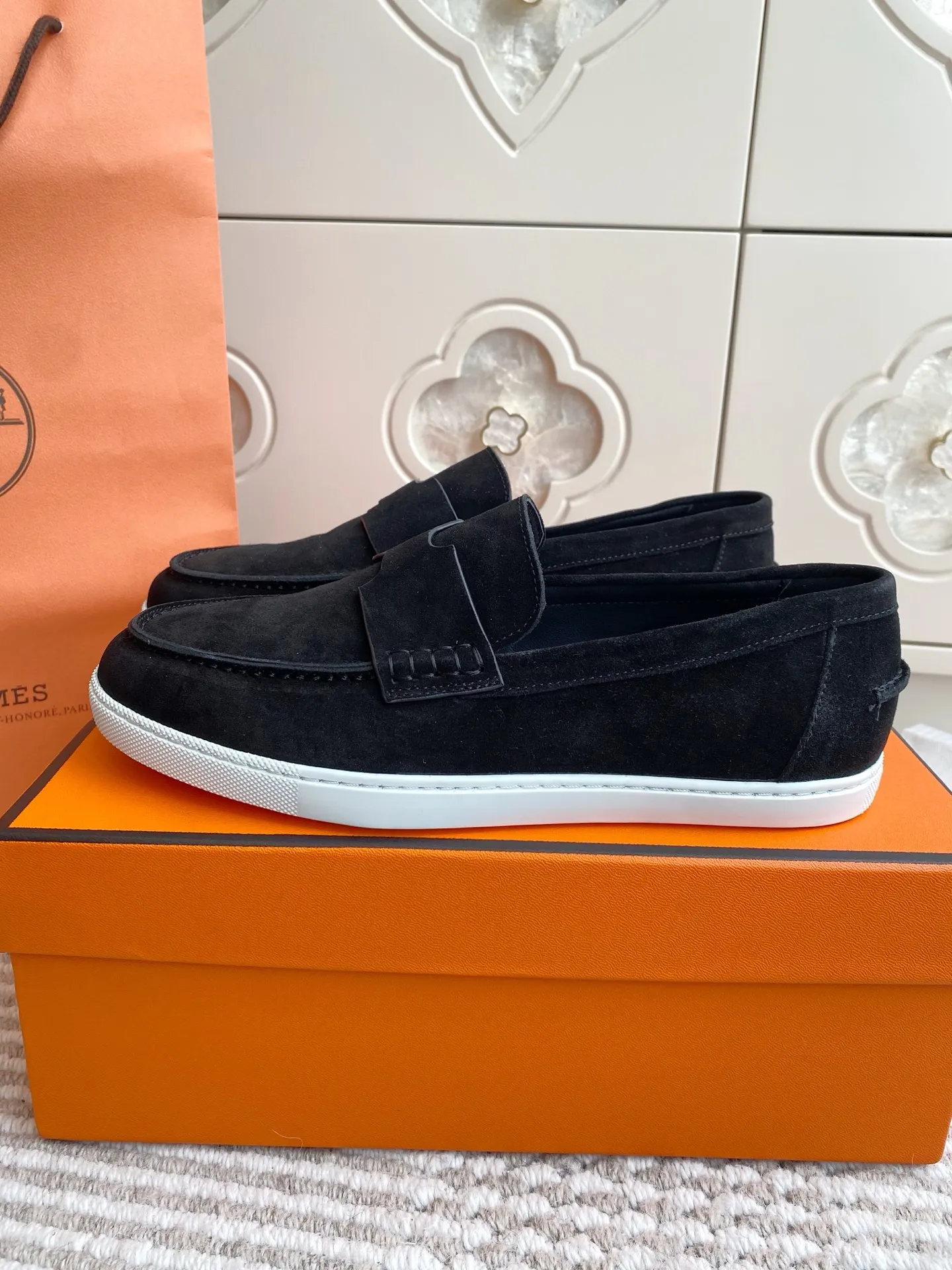 p560✨Hermes Couple Loafers｜Walking in the urban high-end, easily wearing Hermès temperament✨Who says luxury and comfort can’t have both?  This pair of H’s classic loafers really does it!  ▪️"Customized imported Yangjing fabric" is soft and delicate ▪️"Full sheepskin lining" + "soft-soled shoes" design. Your feet will be healed the moment you put them on~ It's like stepping on clouds☁️You won't feel tired after walking all day!  The iconic "H" buckle is low-key and luxurious. It is matched with a rubber outsole. It is lightweight and stylish. Whether you are commuting or shopping, you can easily achieve casual urban style🏙 Can be worn by couples. Full range of sizes, girls 35-41 | boys 39-45. Wear them together when going out. Sweet and high-end💑 Original mold opening. Details are in place. Those who understand will be attracted at a glance ️❤️ #Hermès loafers #coupleshoes #lightweight and versatile shoes
